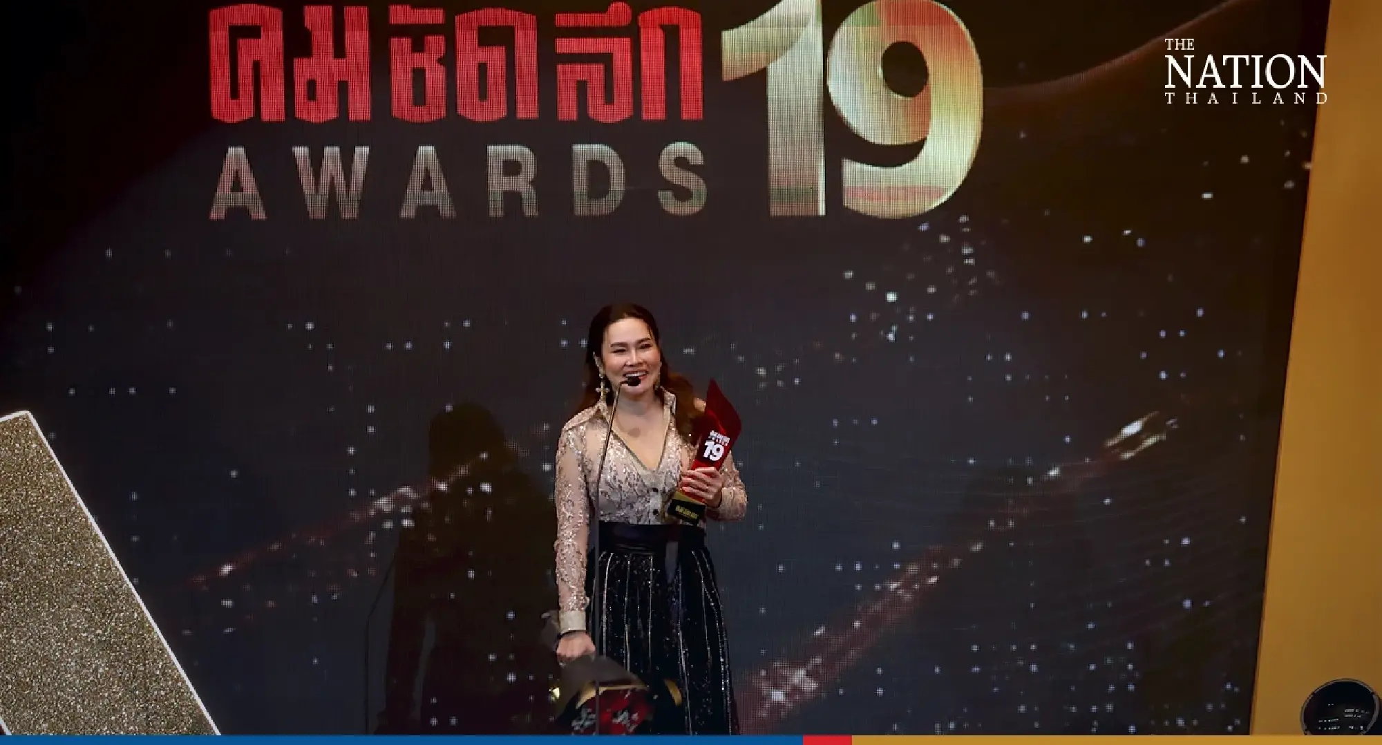 Red carpet takes a Thai twist at annual film, TV and music awards - Photo 3