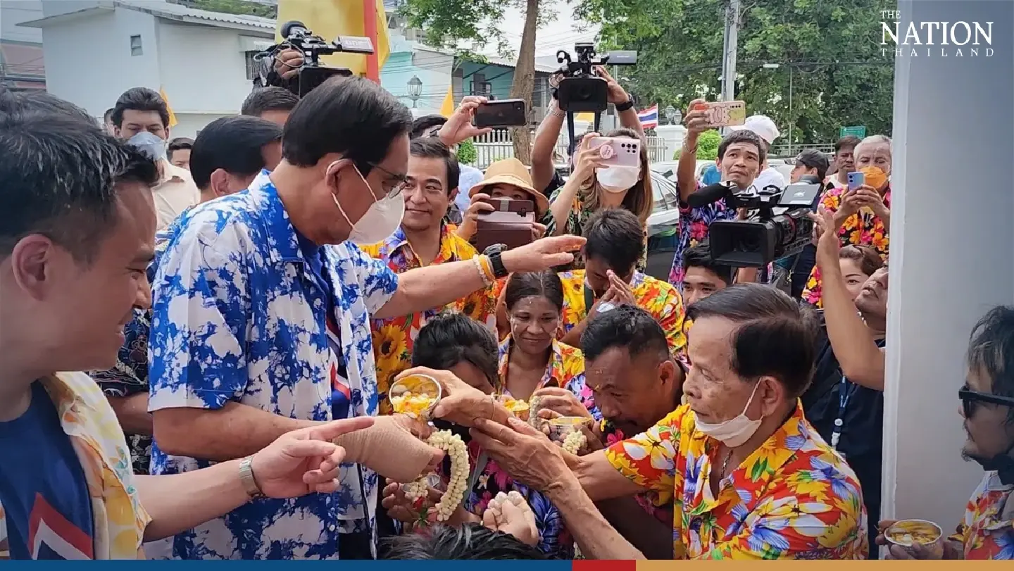 Armed with a water gun, Thai PM joins battle on Khao San Road - Photo 3