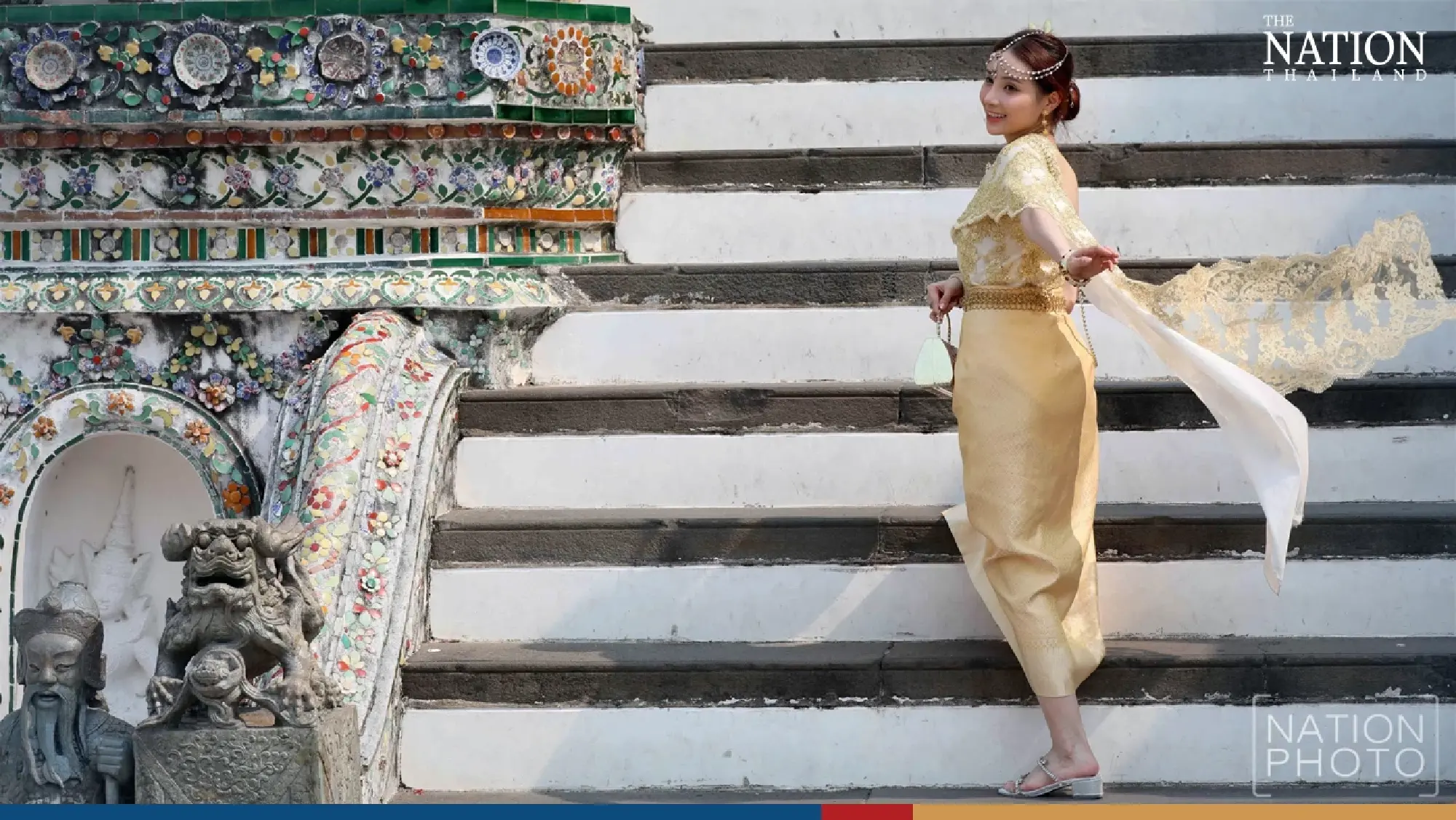 Tourists embrace Thai traditions at Bangkok’s Temple of Dawn - Photo 8