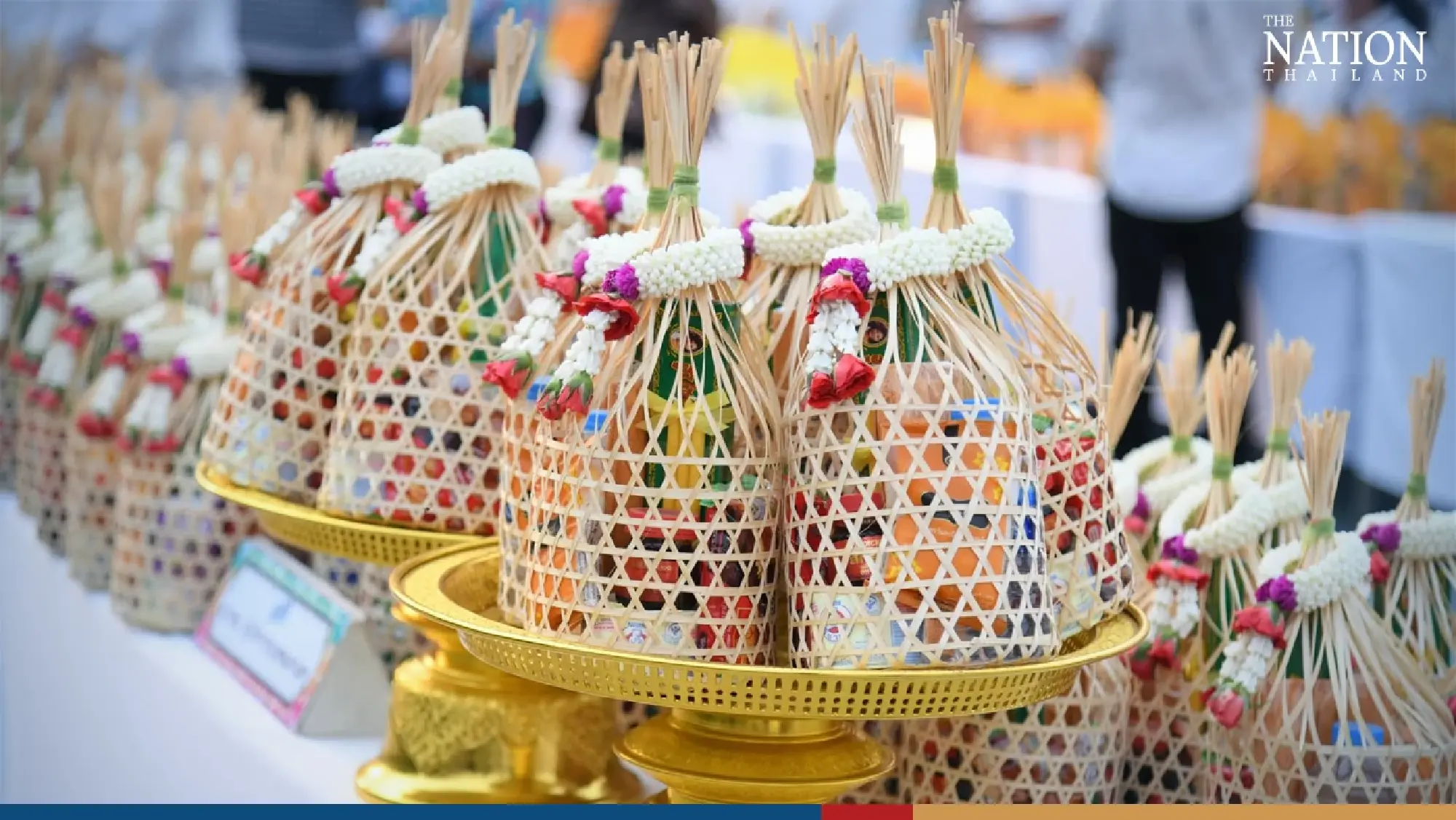 Chadchart leads alms-giving ceremony to mark beginning of Songkran - Photo 8