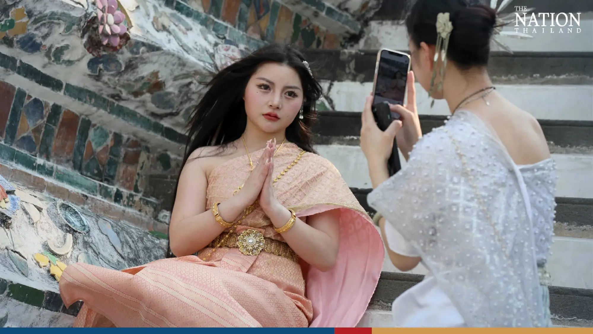 Tourists embrace Thai traditions at Bangkok’s Temple of Dawn - Photo 2