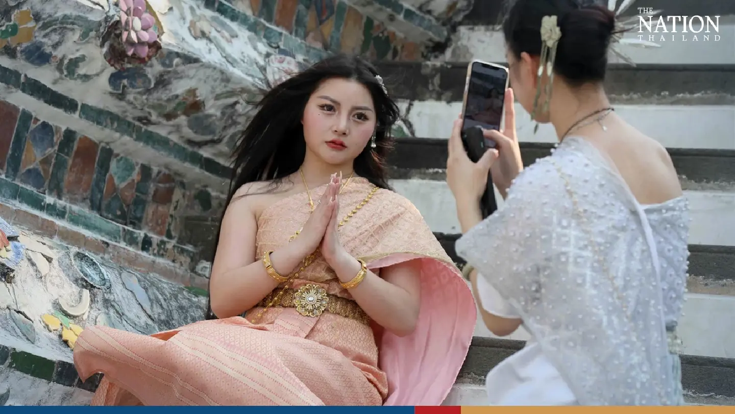 Tourists embrace Thai traditions at Bangkok’s Temple of Dawn - Photo 2