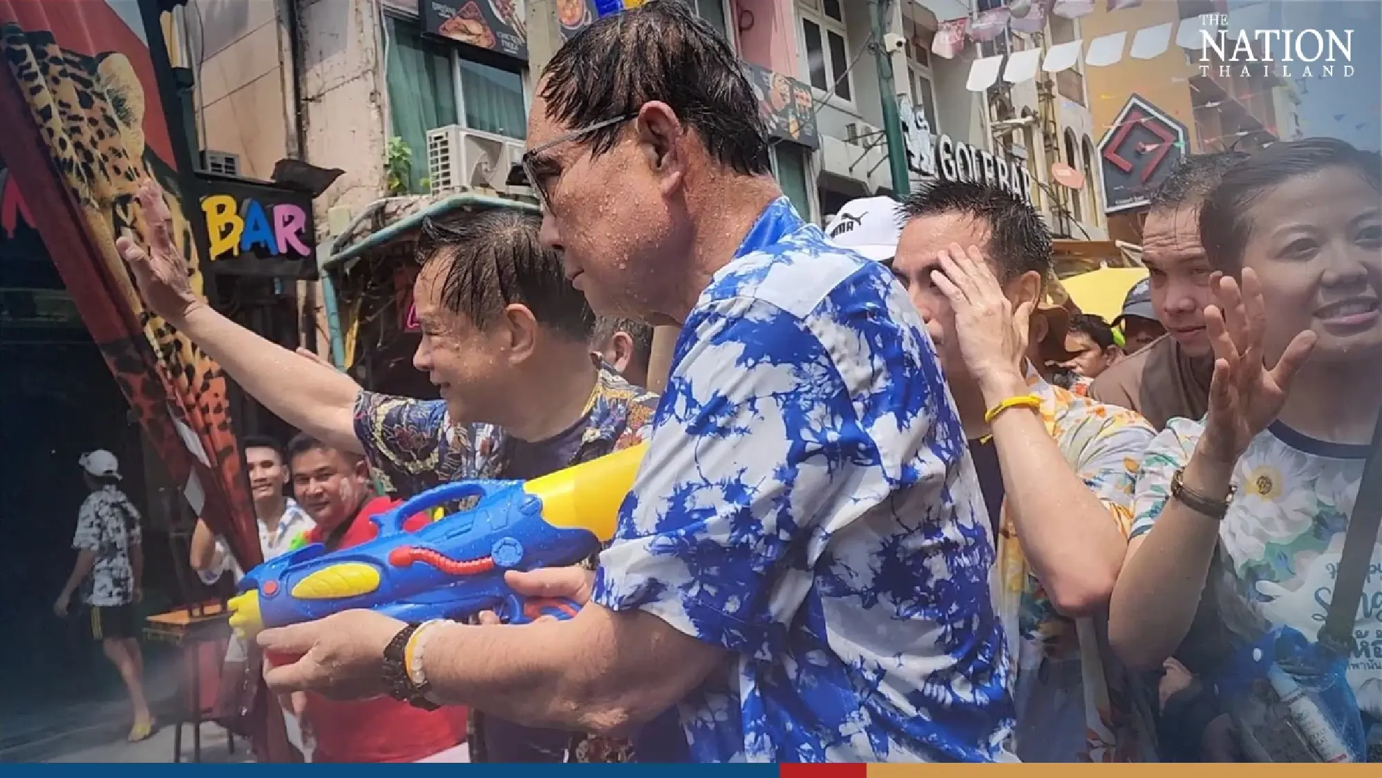 Armed with a water gun, Thai PM joins battle on Khao San Road - Photo 7