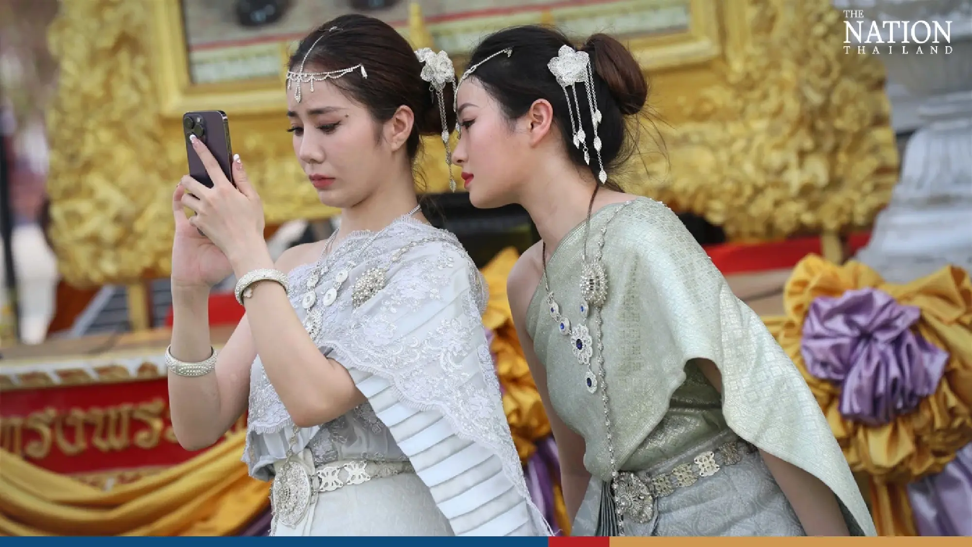 Tourists embrace Thai traditions at Bangkok’s Temple of Dawn - Photo 4