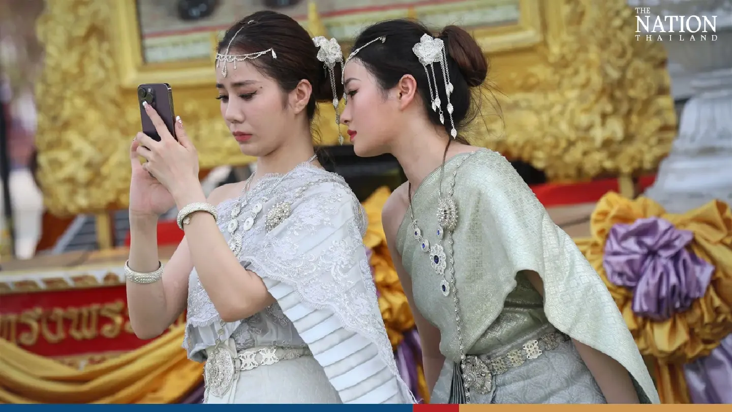 Tourists embrace Thai traditions at Bangkok’s Temple of Dawn - Photo 4