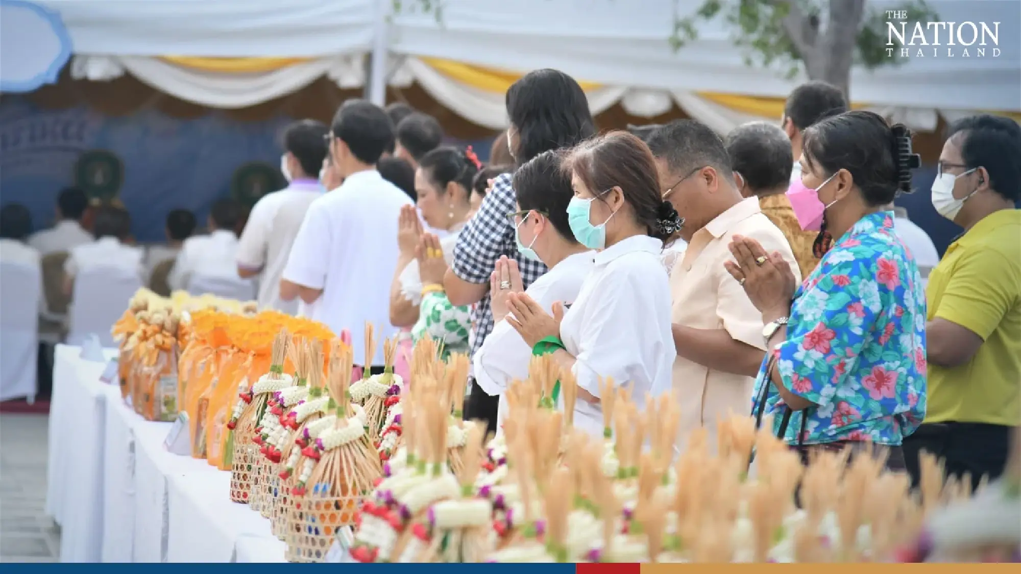 Chadchart leads alms-giving ceremony to mark beginning of Songkran - Photo 5