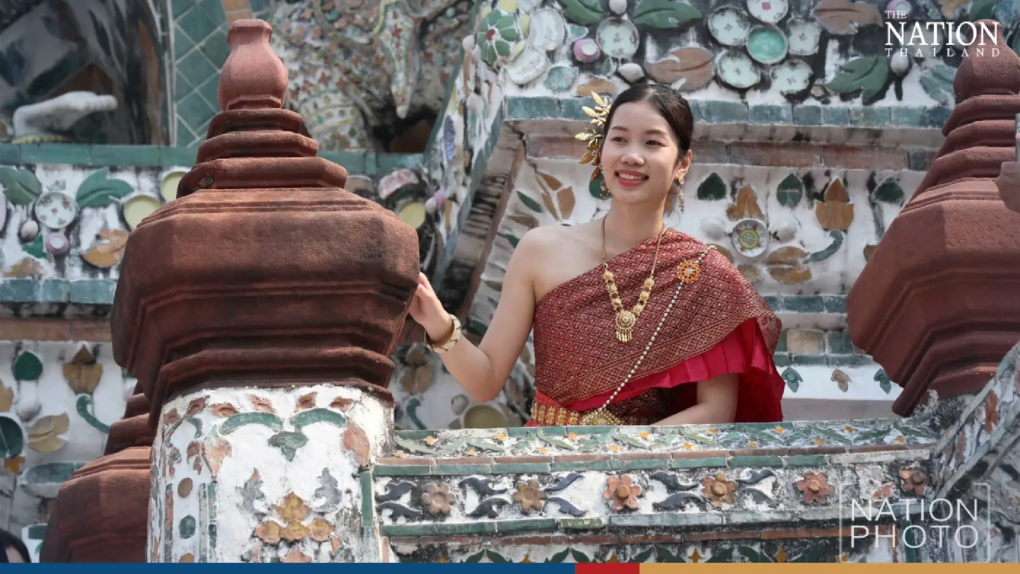 Tourists embrace Thai traditions at Bangkok’s Temple of Dawn - Photo 1