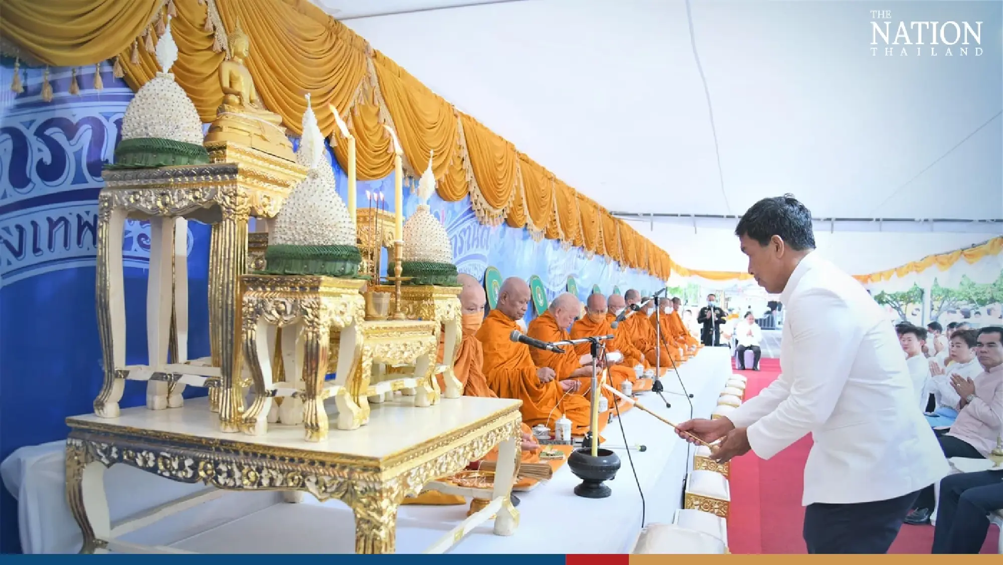 Chadchart leads alms-giving ceremony to mark beginning of Songkran - Photo 6