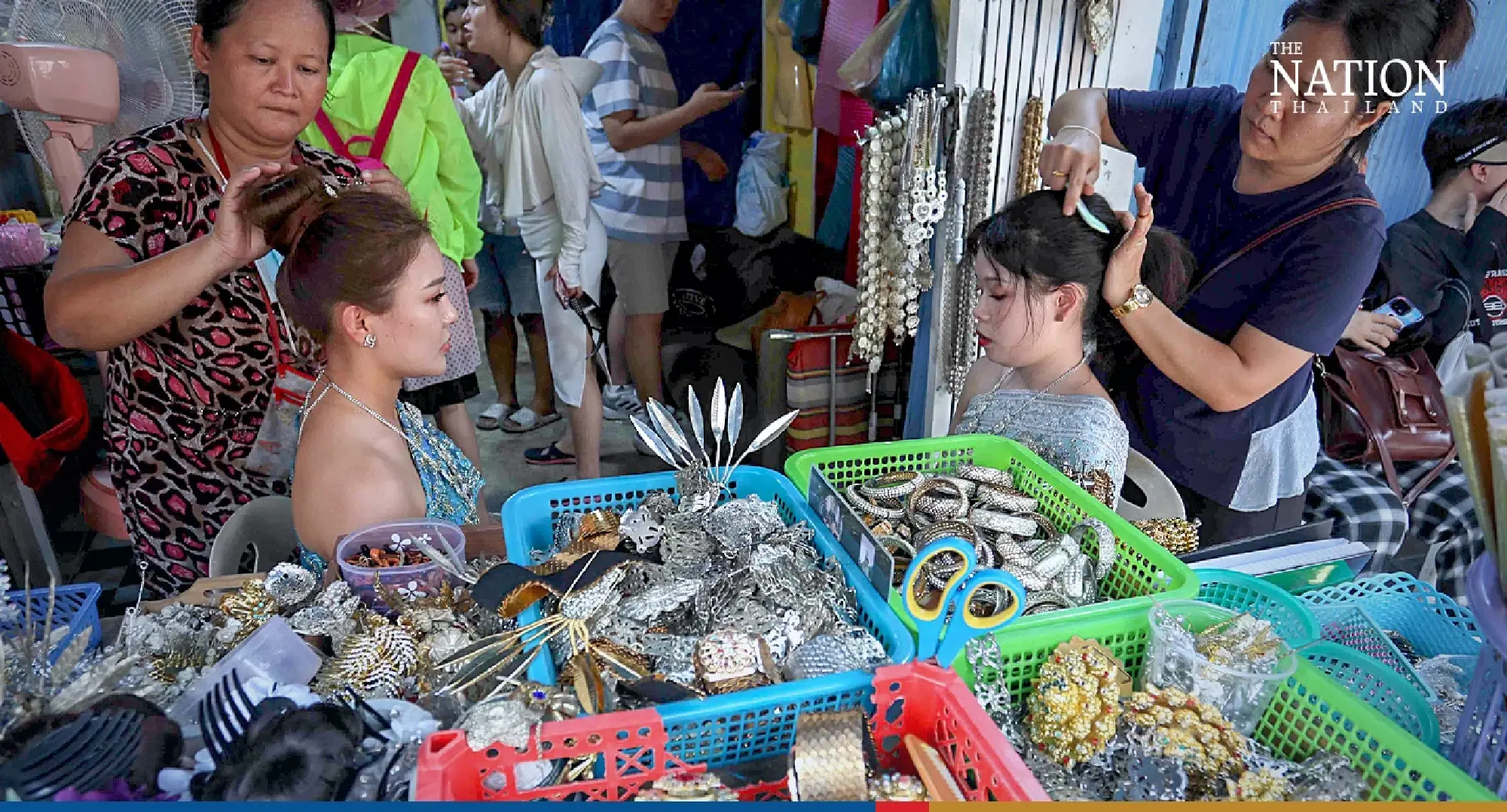 Tourist demand for traditional Thai outfits surges over Songkran - Photo 5