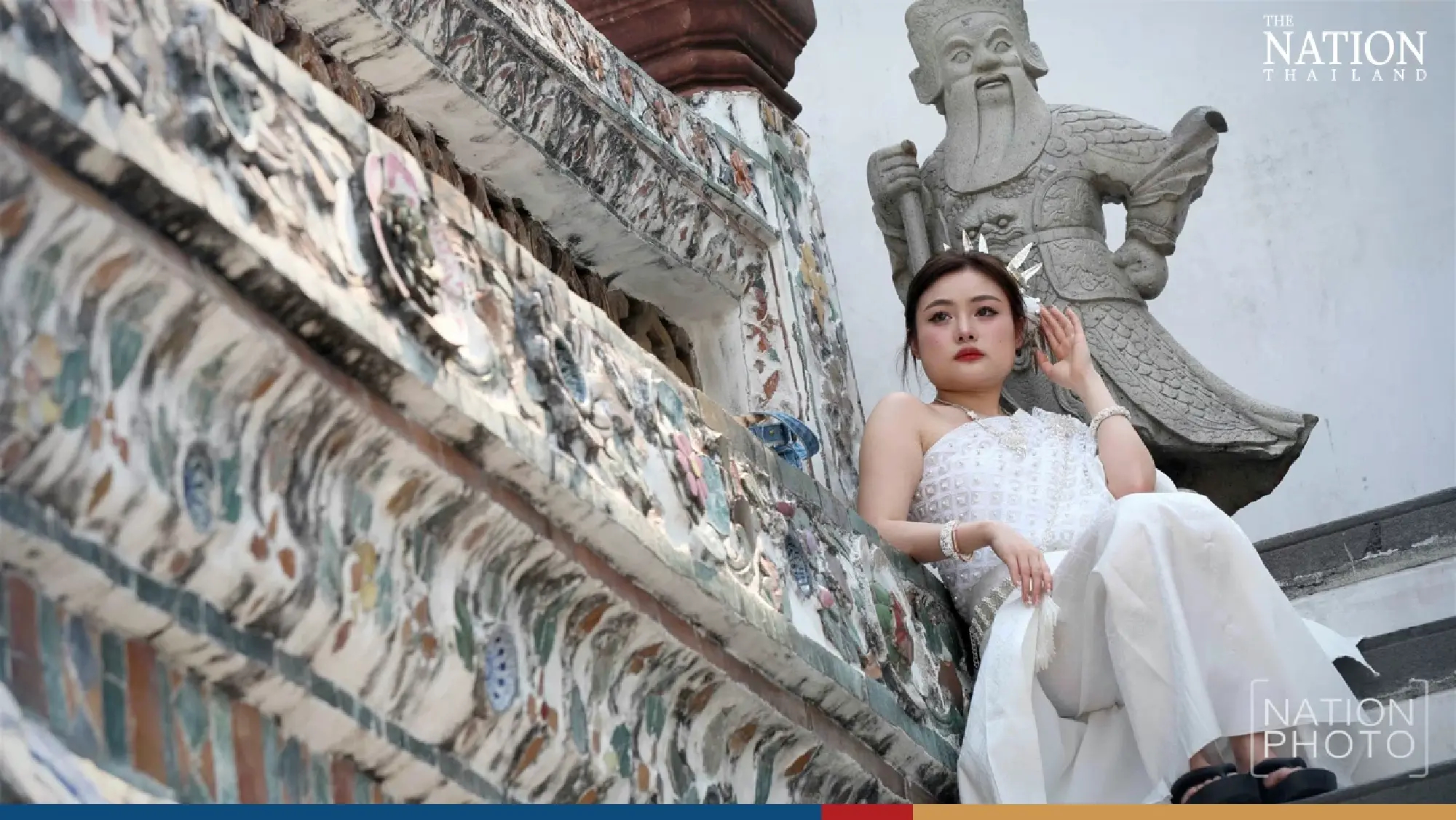 Tourists embrace Thai traditions at Bangkok’s Temple of Dawn - Photo 9