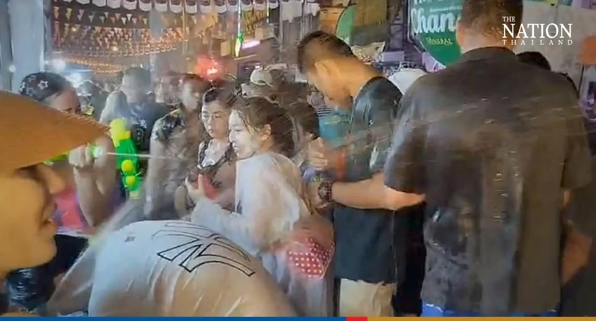 Songkran 2023 wraps up with fierce splashing in Khao San, Silom - Photo 7