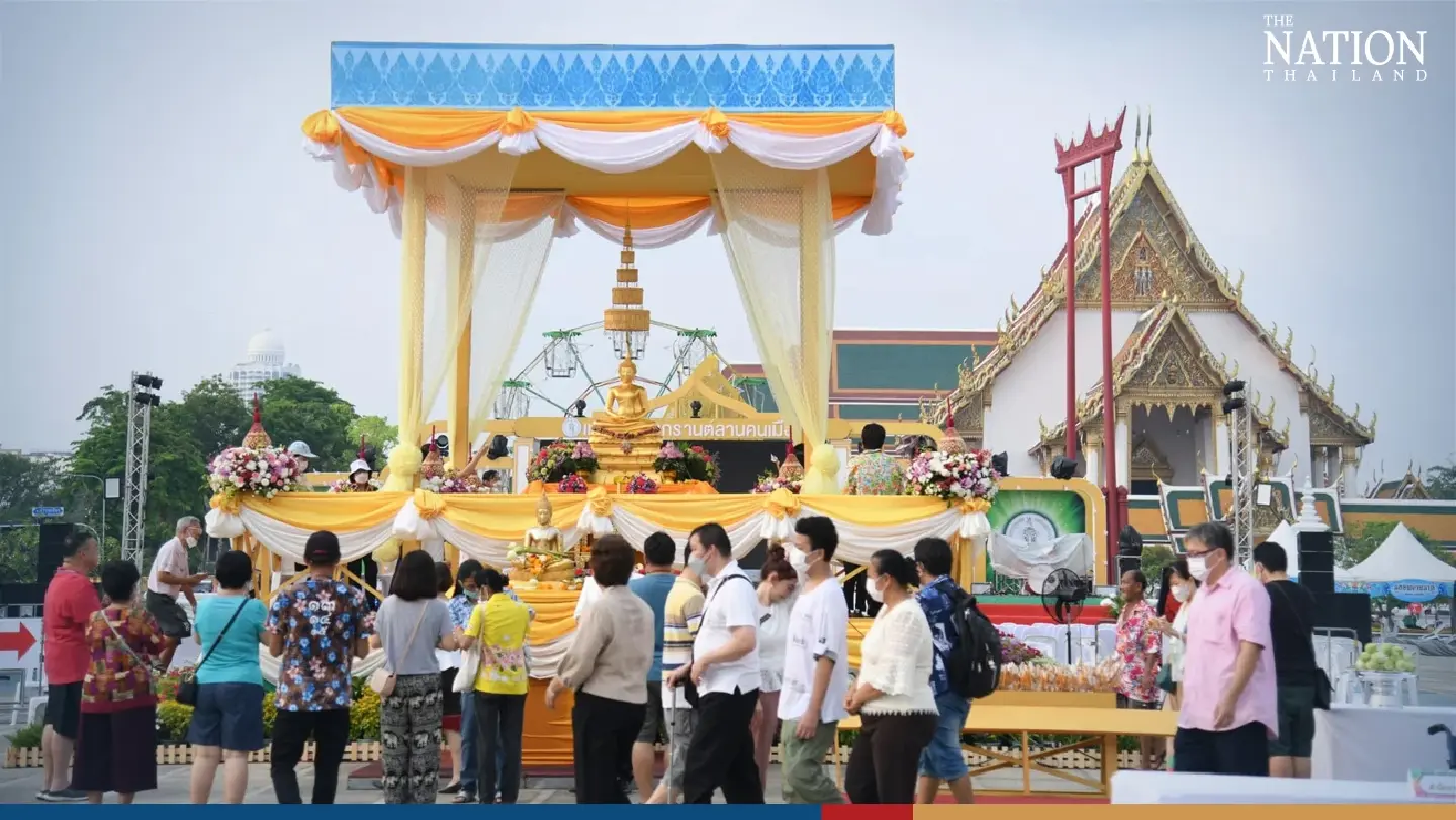 Chadchart leads alms-giving ceremony to mark beginning of Songkran - Photo 3