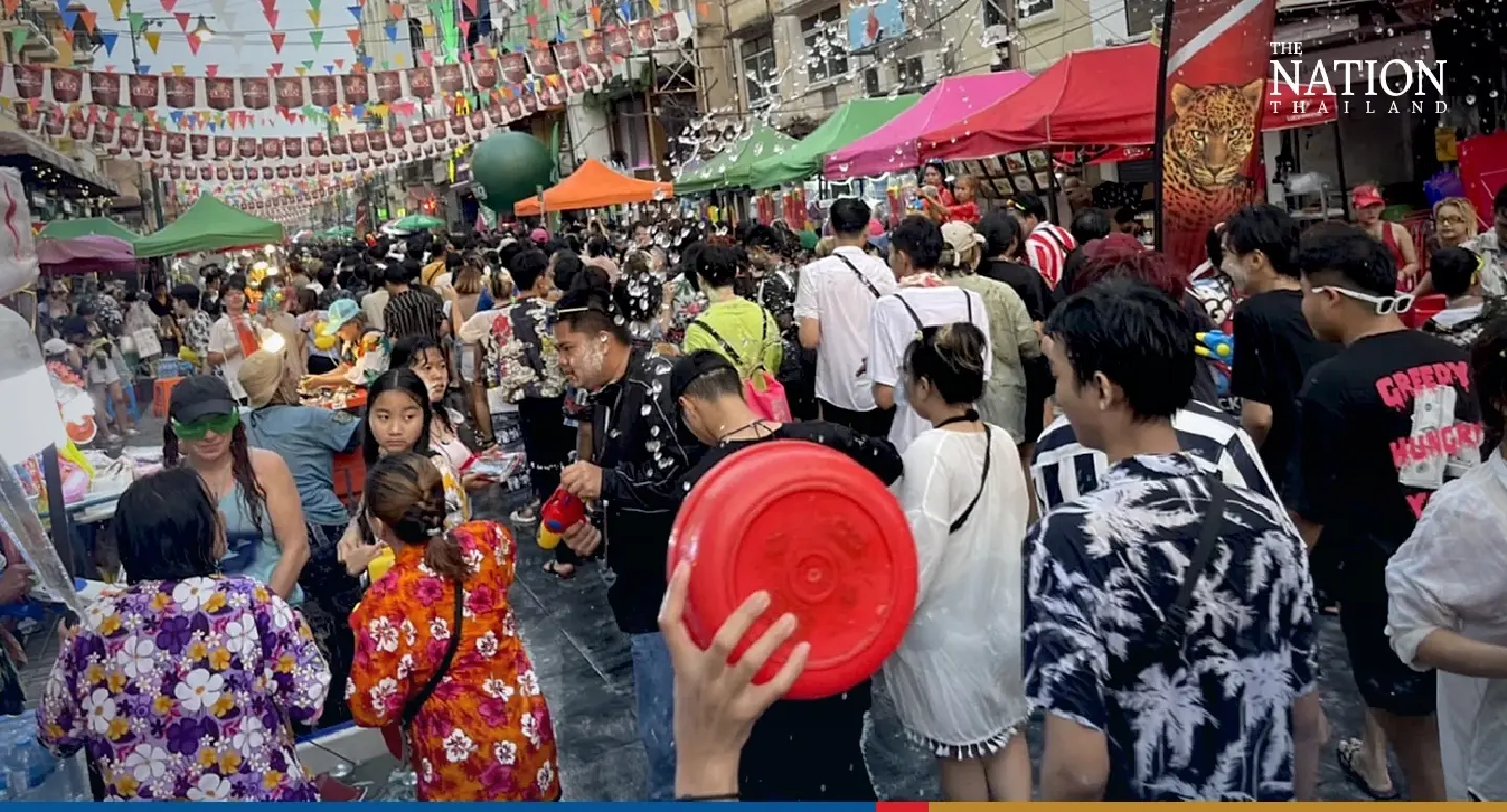 Songkran 2023 wraps up with fierce splashing in Khao San, Silom - Photo 2