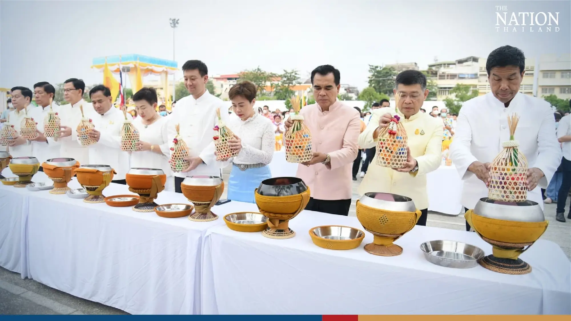 Chadchart leads alms-giving ceremony to mark beginning of Songkran - Photo 4