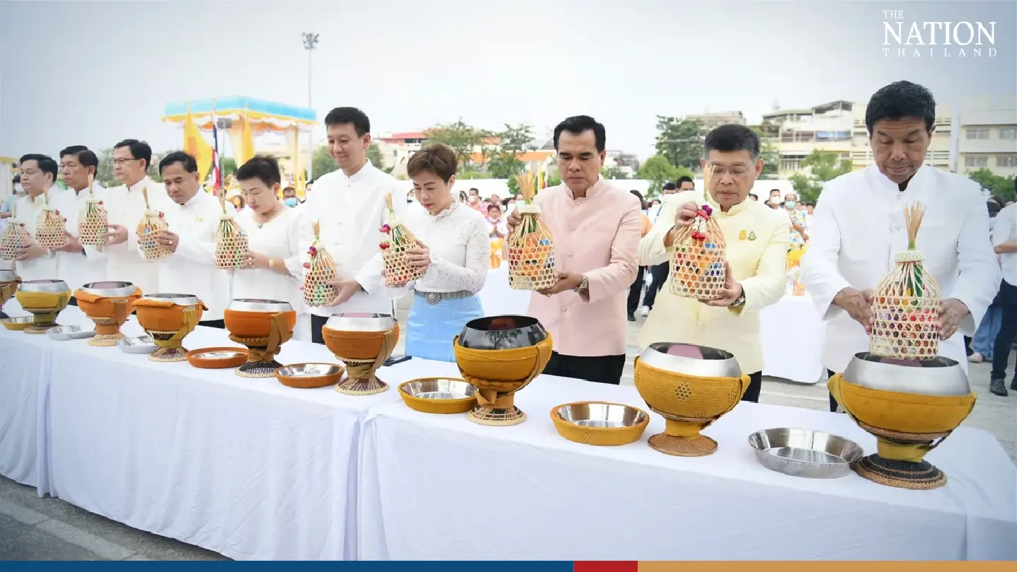 Chadchart leads alms-giving ceremony to mark beginning of Songkran - Photo 4