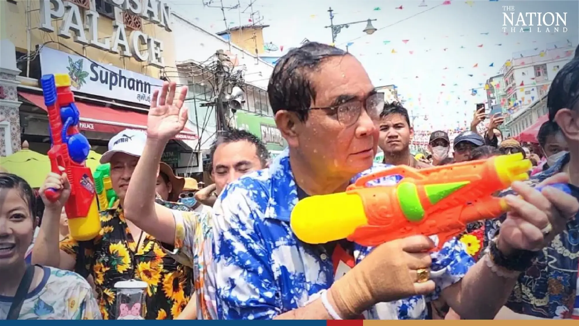 Armed with a water gun, Thai PM joins battle on Khao San Road - Photo 1