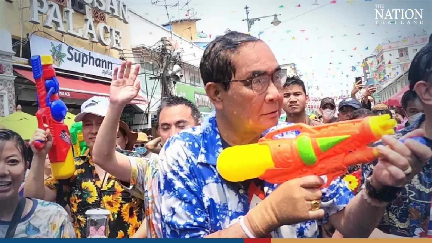 Armed with a water gun, Thai PM joins battle on Khao San Road - Photo 1
