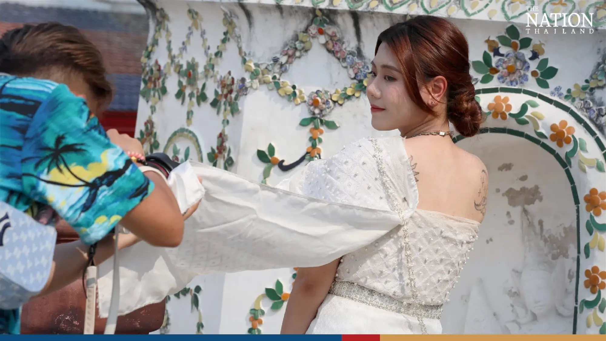 Tourists embrace Thai traditions at Bangkok’s Temple of Dawn - Photo 6