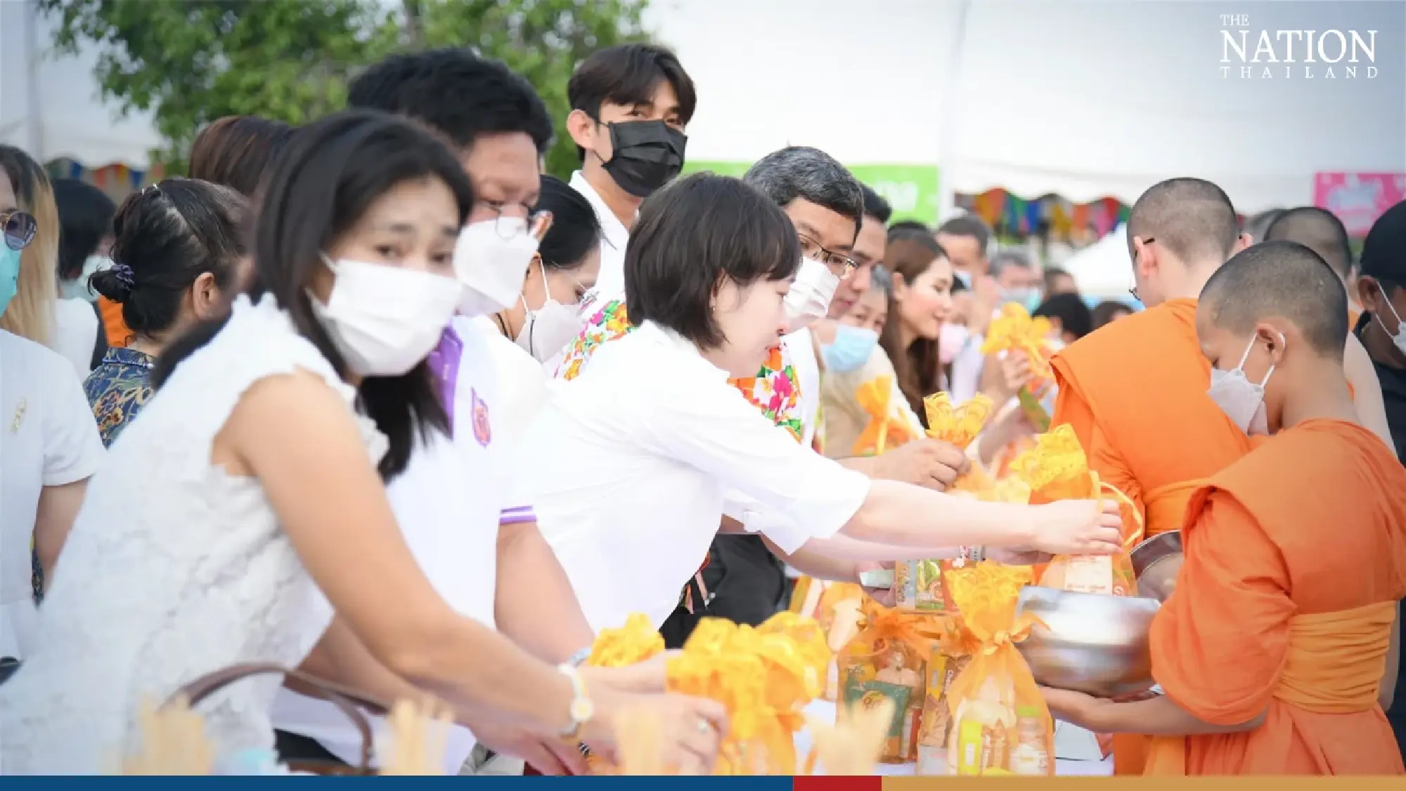 Chadchart leads alms-giving ceremony to mark beginning of Songkran - Photo 7