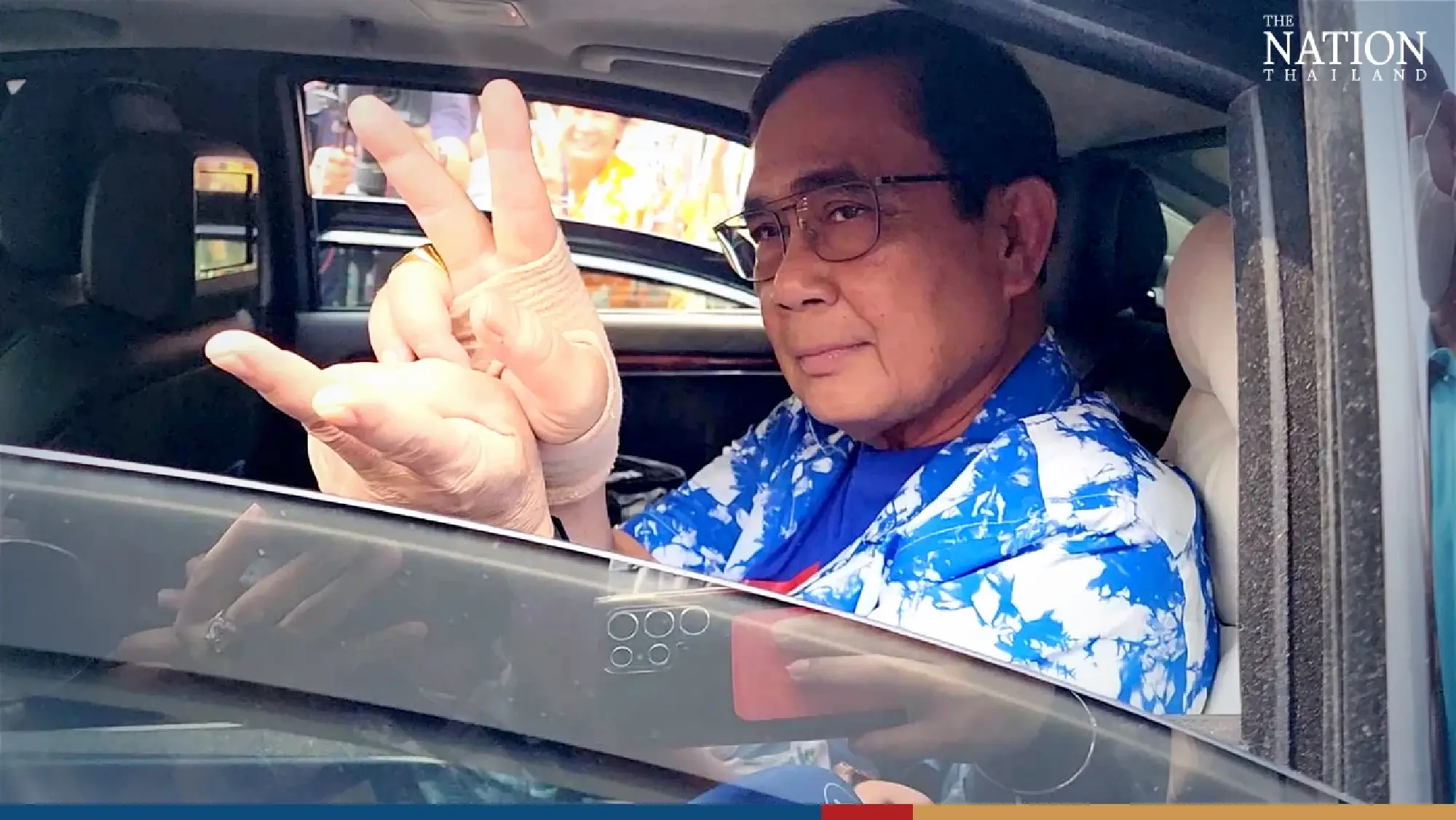 Armed with a water gun, Thai PM joins battle on Khao San Road - Photo 6