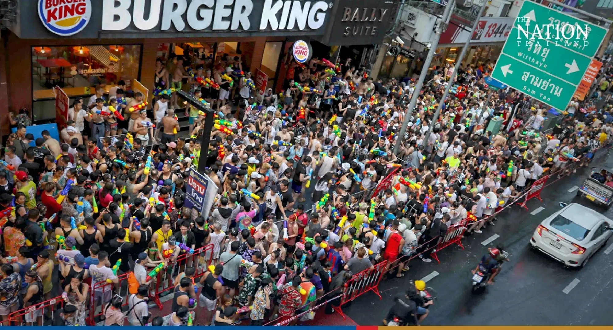 Songkran 2023 wraps up with fierce splashing in Khao San, Silom - Photo 5