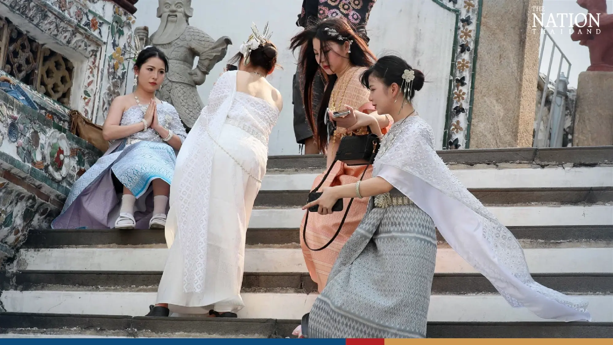 Tourists embrace Thai traditions at Bangkok’s Temple of Dawn - Photo 5