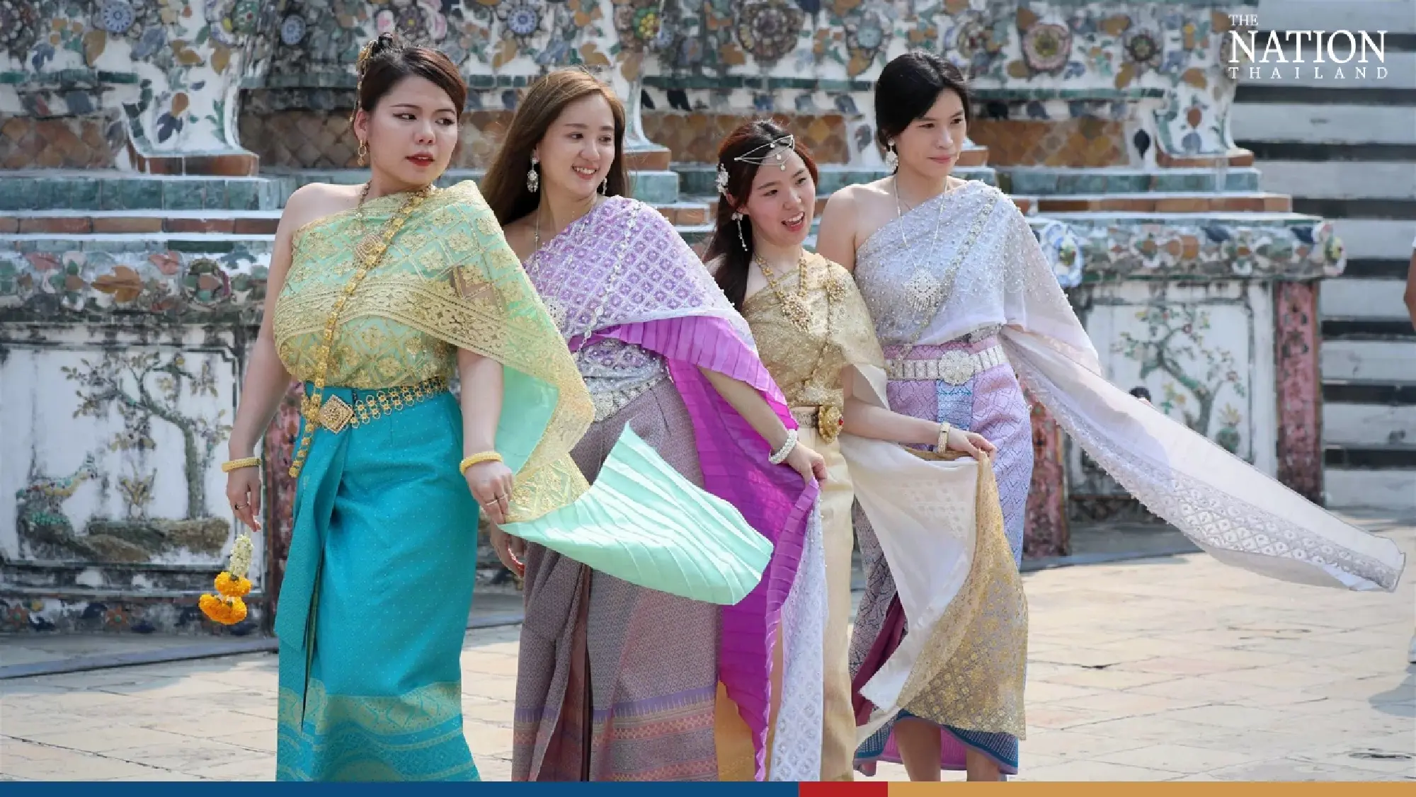 Tourists embrace Thai traditions at Bangkok’s Temple of Dawn - Photo 3