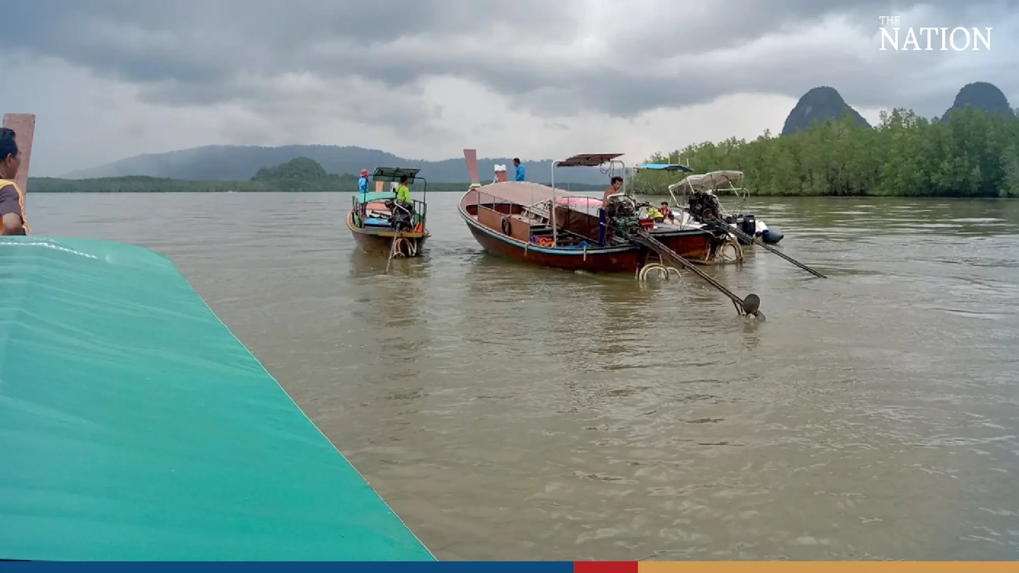 Tourist boat overturns in Phang Nga, no casualties - Photo 3