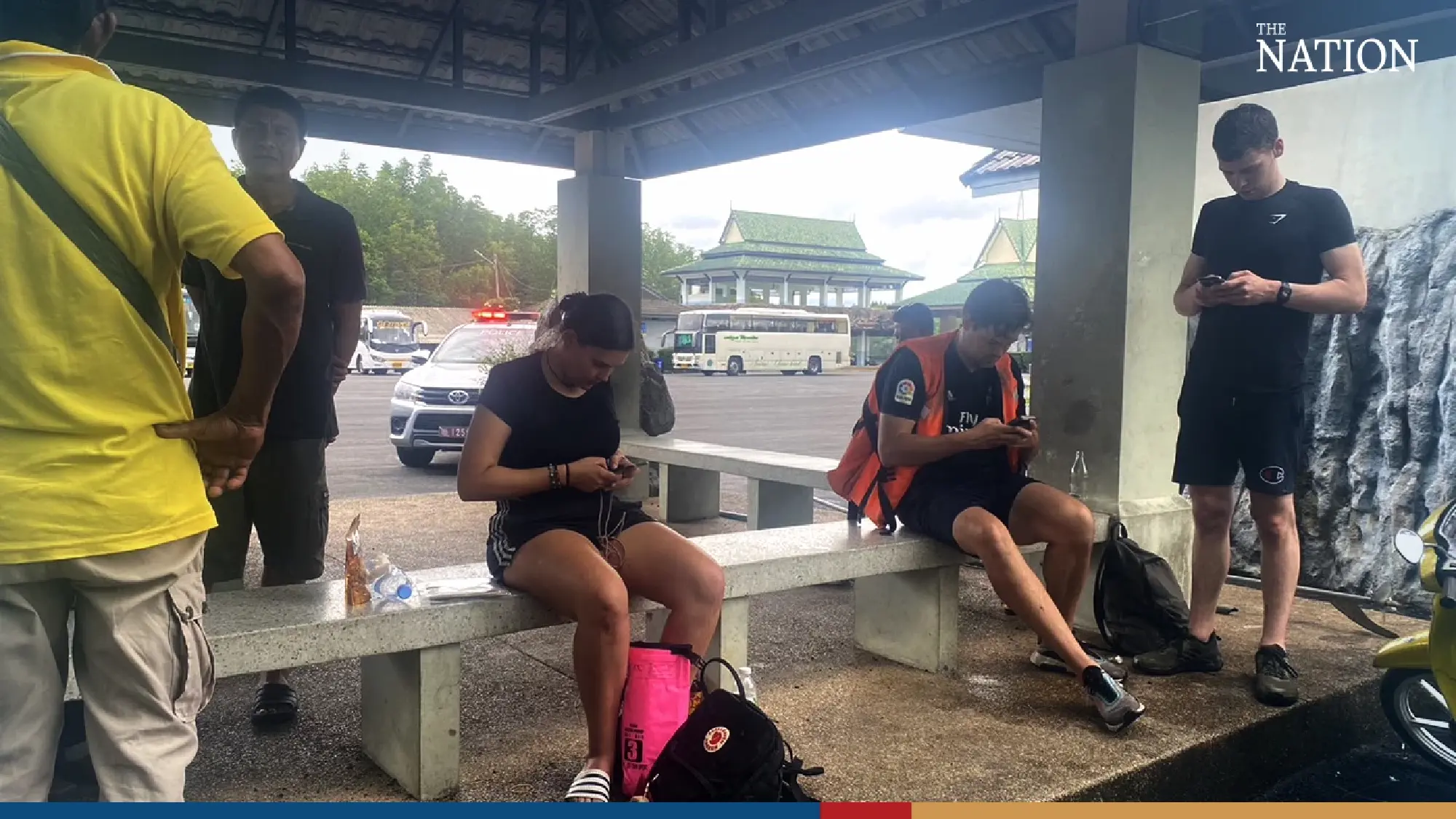 Tourist boat overturns in Phang Nga, no casualties - Photo 2