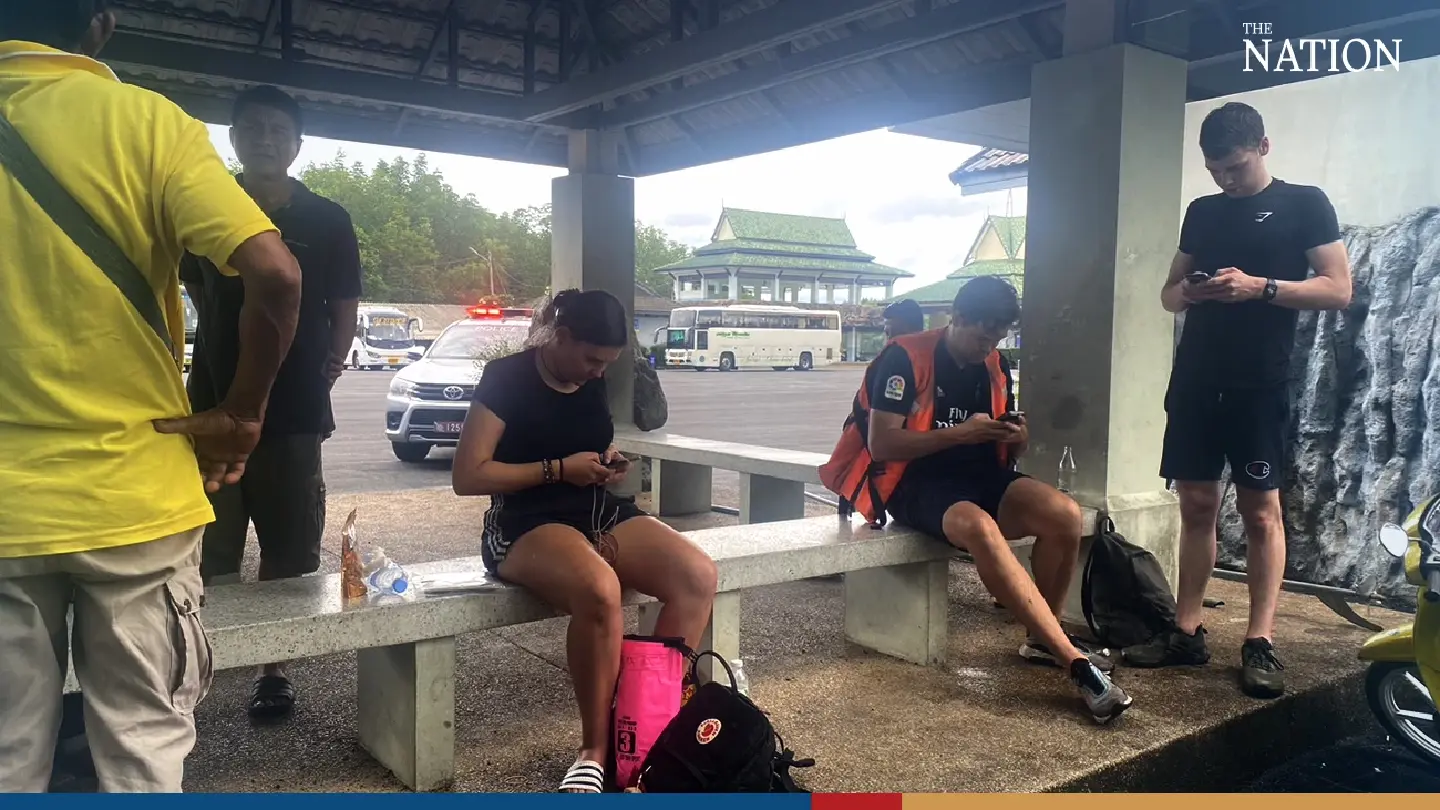 Tourist boat overturns in Phang Nga, no casualties - Photo 2