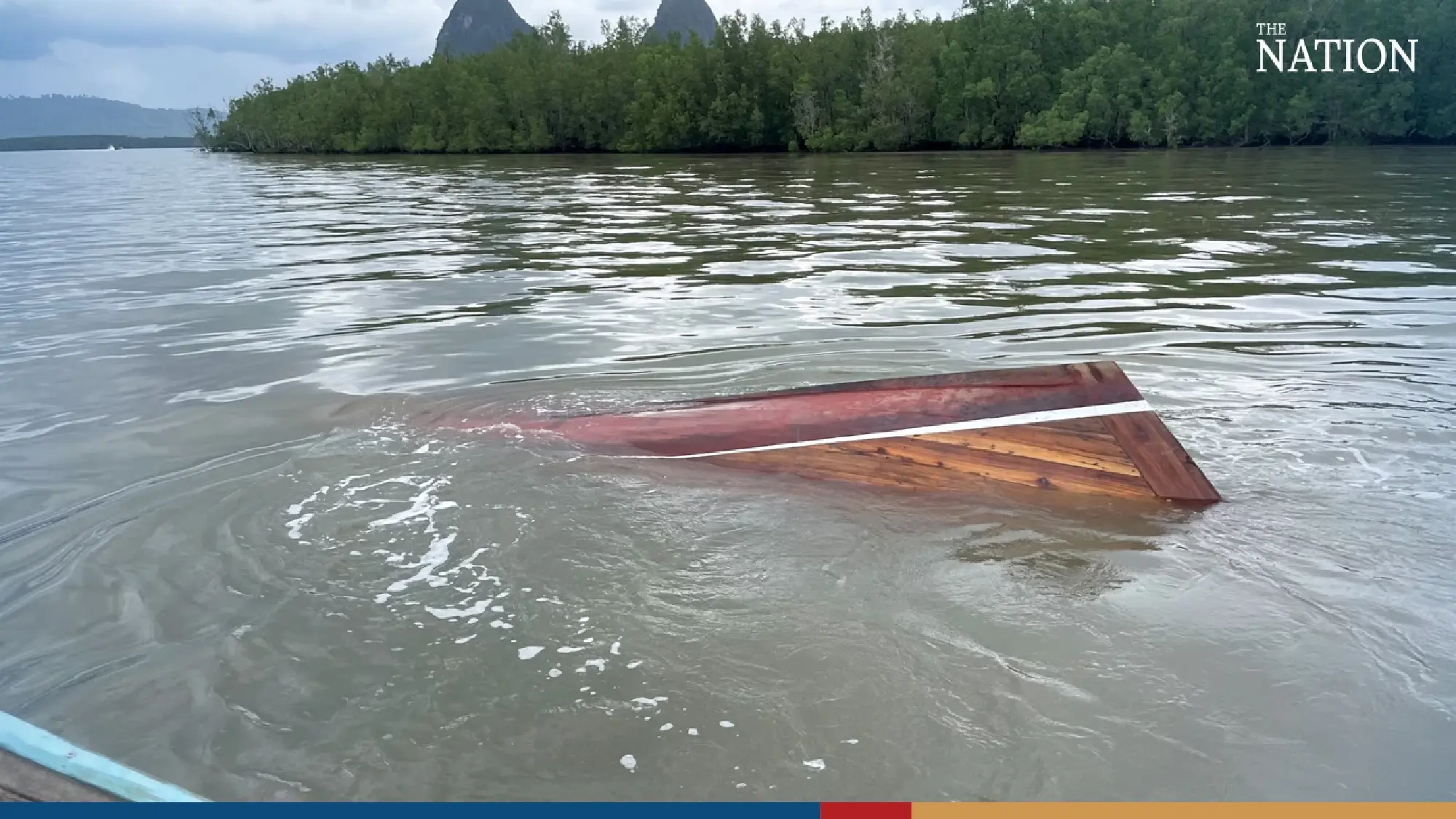 Tourist boat overturns in Phang Nga, no casualties - Photo 6