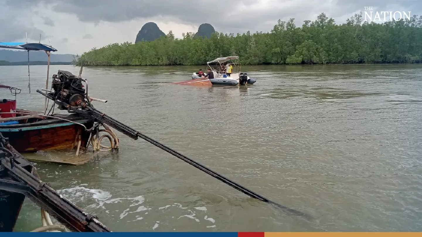 Tourist boat overturns in Phang Nga, no casualties - Photo 4