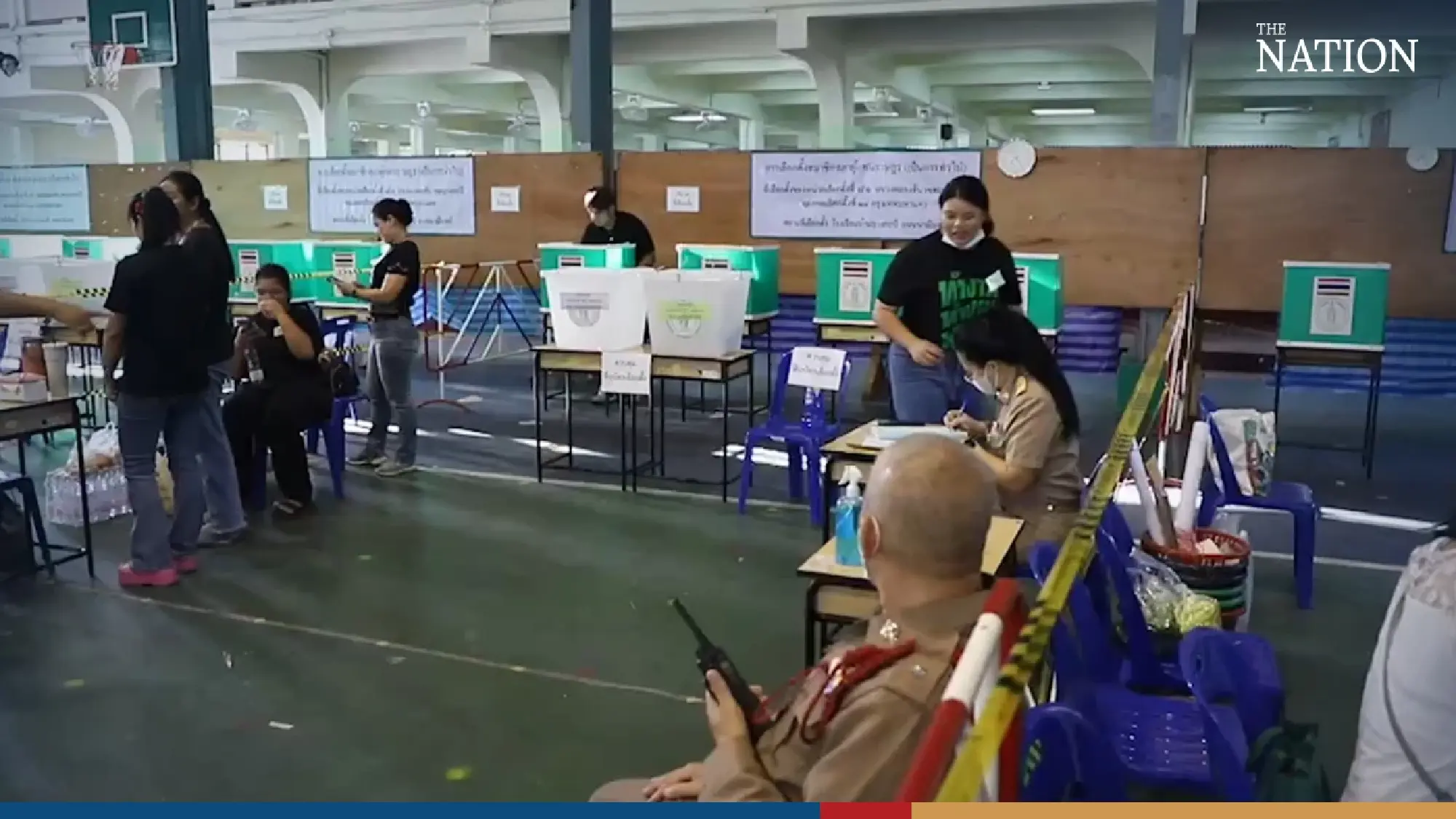 Bangkok voting on Sunday - Photo 9