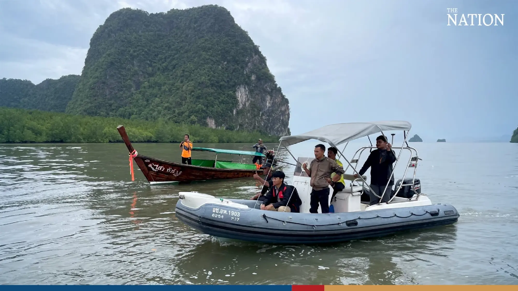 Tourist boat overturns in Phang Nga, no casualties - Photo 1