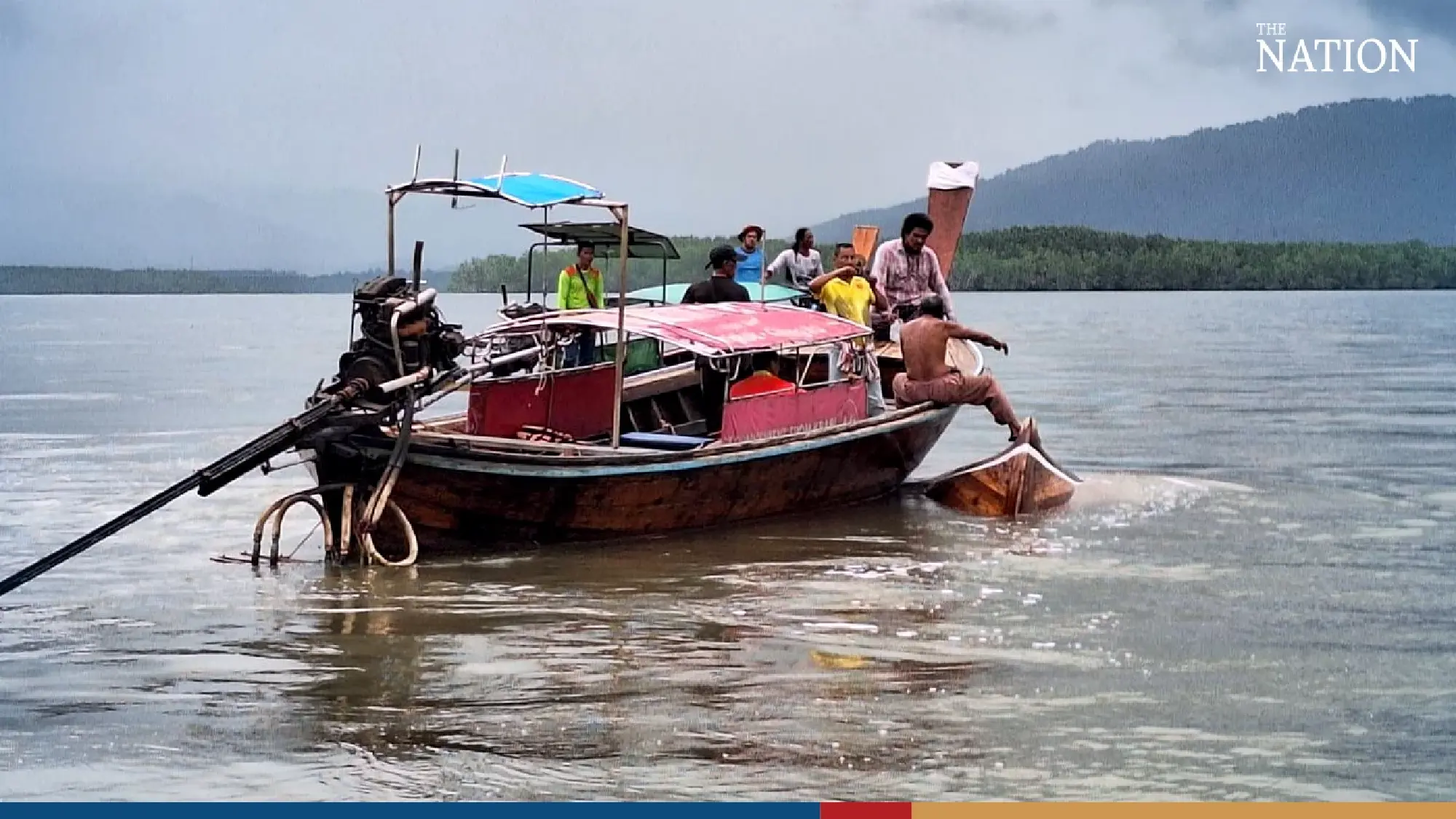 Tourist boat overturns in Phang Nga, no casualties - Photo 5