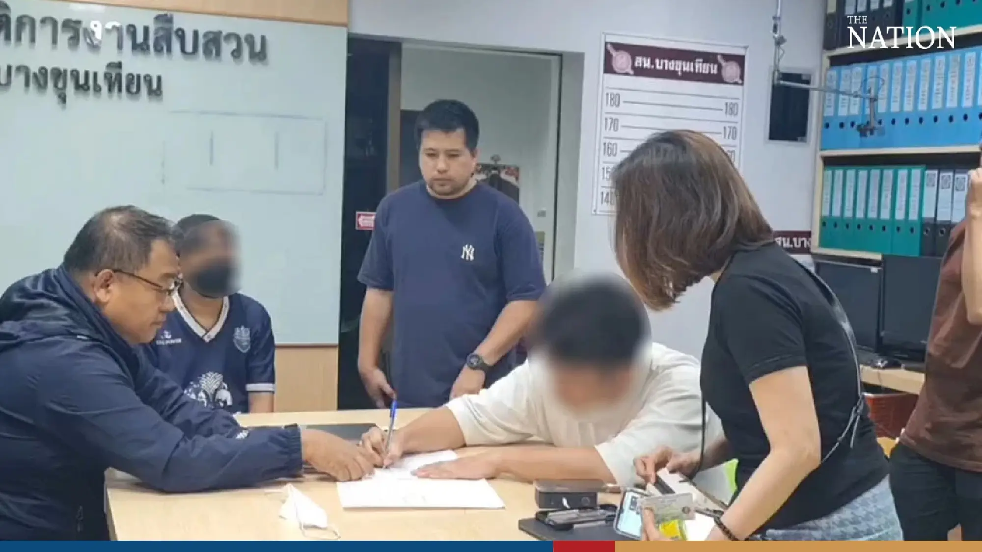 Thai taxi driver steals from Japanese tourist - Photo 7