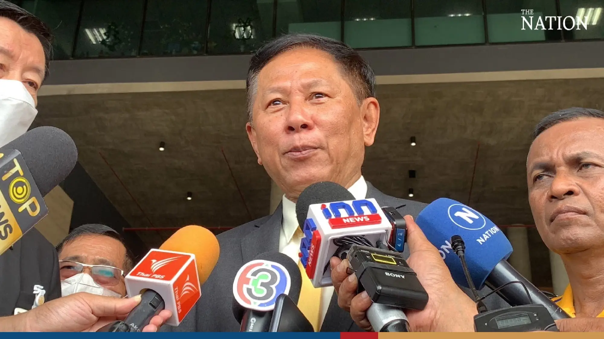 Royalists urge senators to oppose lese majeste law amendment - Photo 10