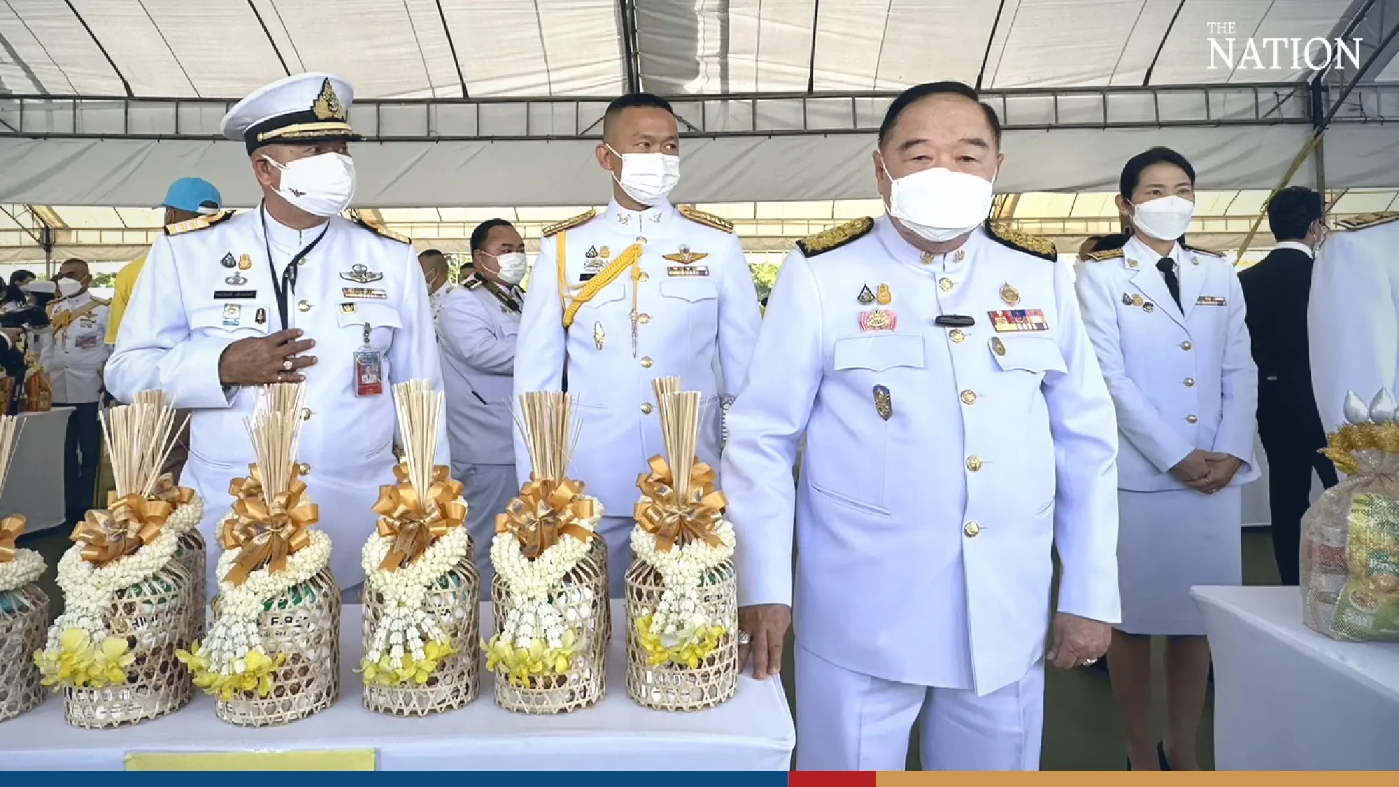 Outgoing PM presides over alms offering - Photo 6