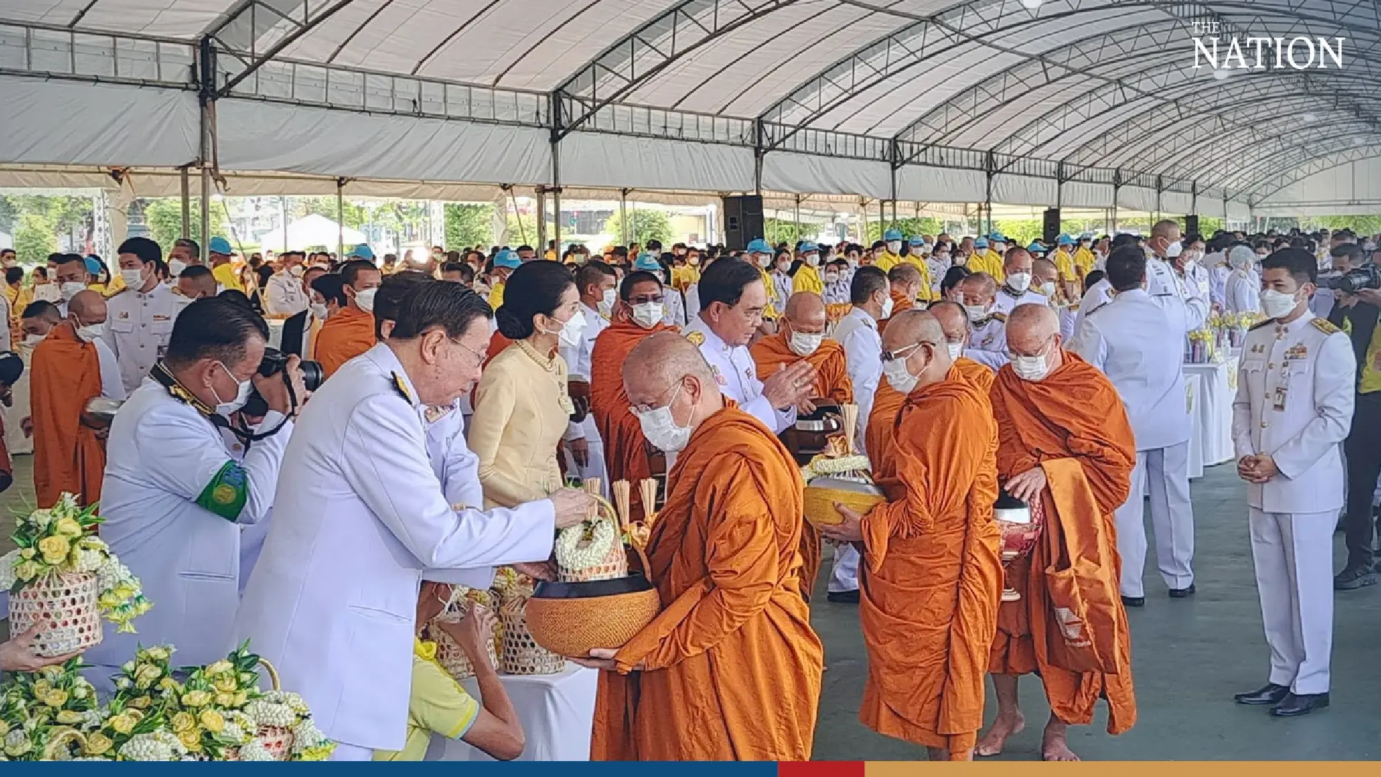 Outgoing PM presides over alms offering - Photo 3