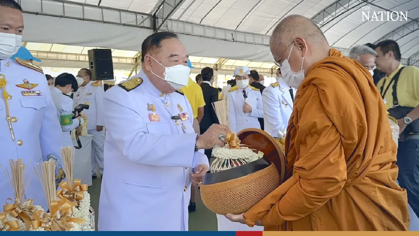 Outgoing PM presides over alms offering - Photo 4