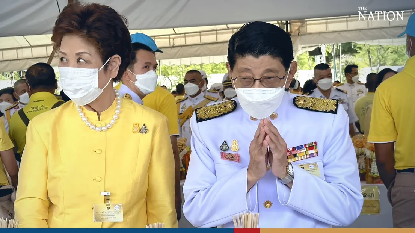 Outgoing PM presides over alms offering - Photo 1