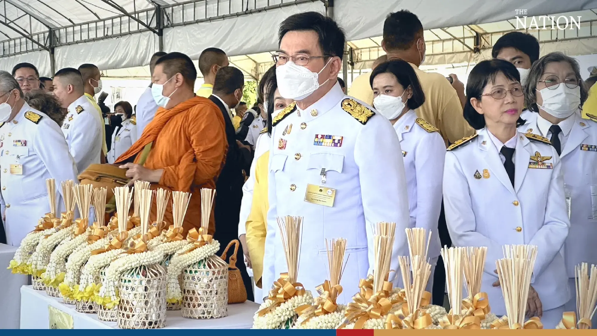 Outgoing PM presides over alms offering - Photo 5