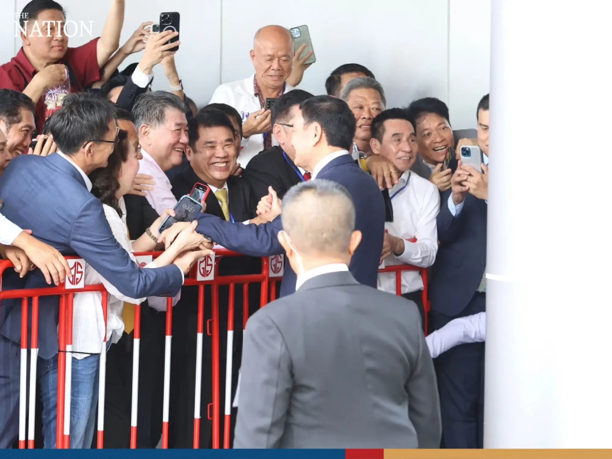Thaksin pays respect to royal portrait after arriving in Thailand - Photo 8