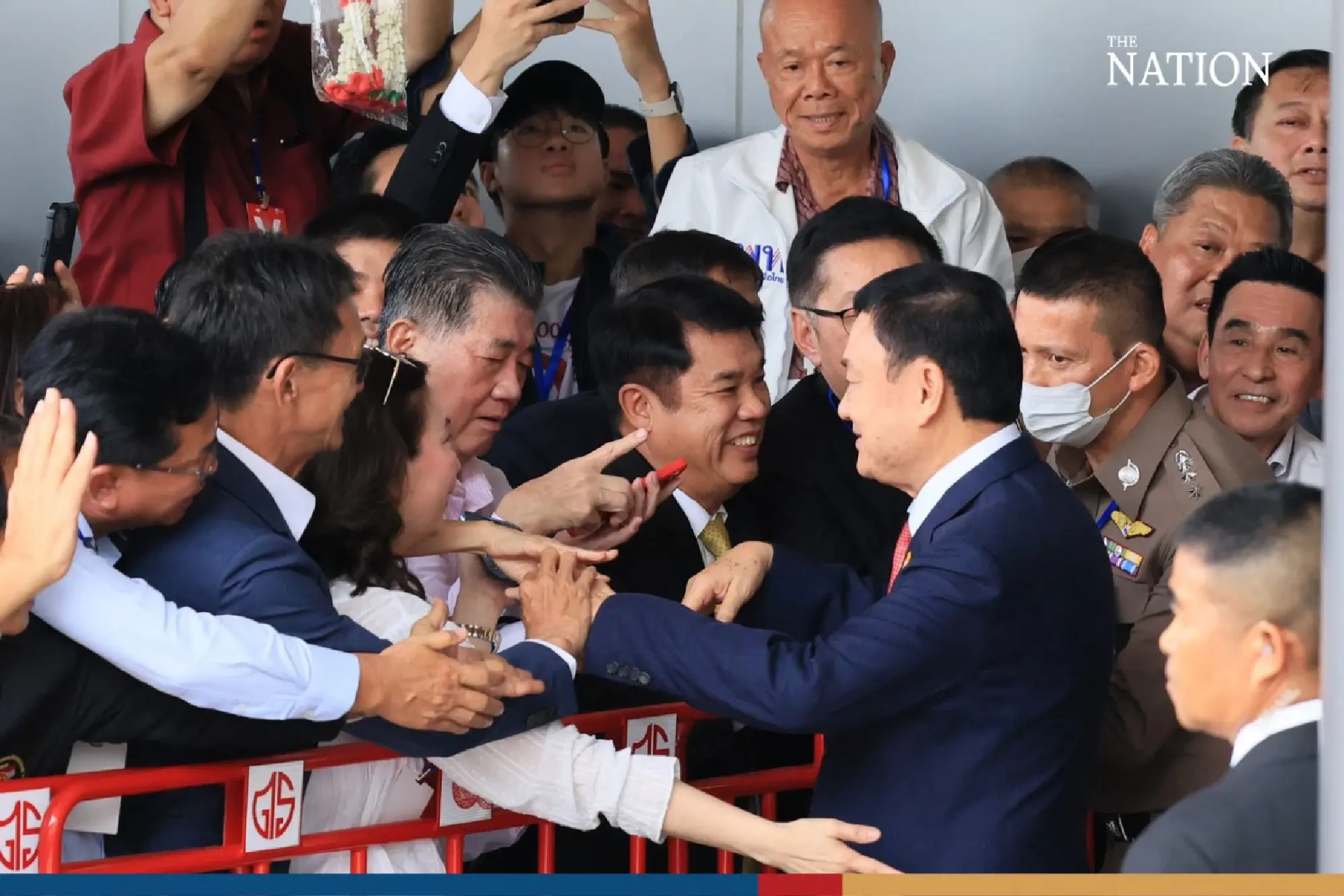 Thaksin pays respect to royal portrait after arriving in Thailand - Photo 12