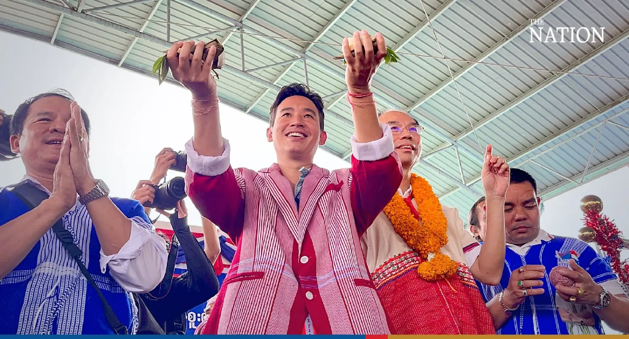 Pita met with huge applause as he attends Karen ritual in Bangkok temple - Photo 6