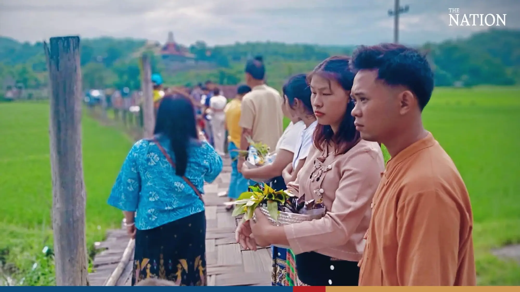 Buddhists mark Lent by giving alms on Mae Hong Song’s ‘Bridge of Faith’ - Photo 7