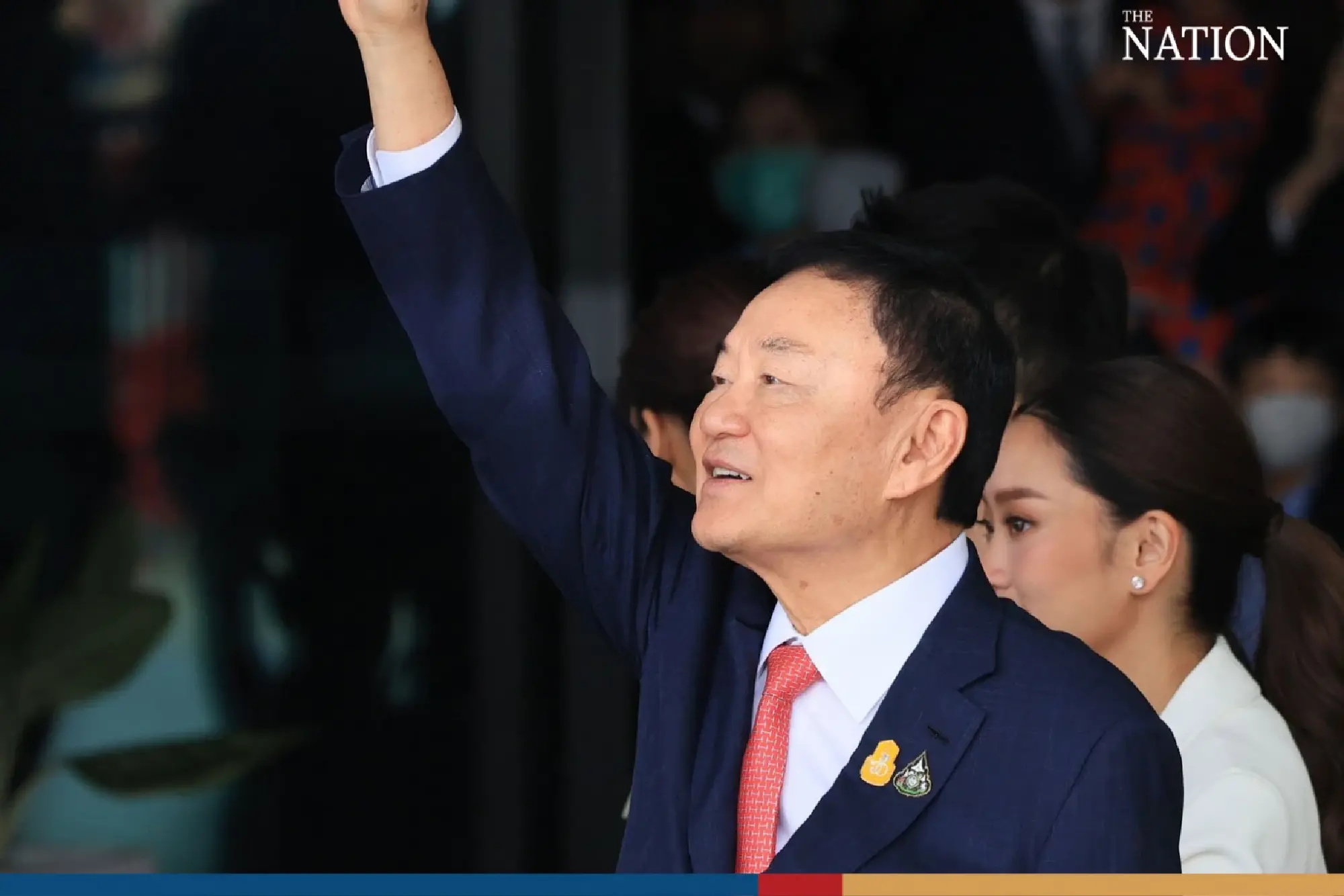 Thaksin pays respect to royal portrait after arriving in Thailand - Photo 1