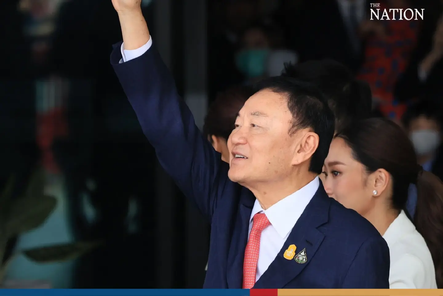 Thaksin pays respect to royal portrait after arriving in Thailand - Photo 1
