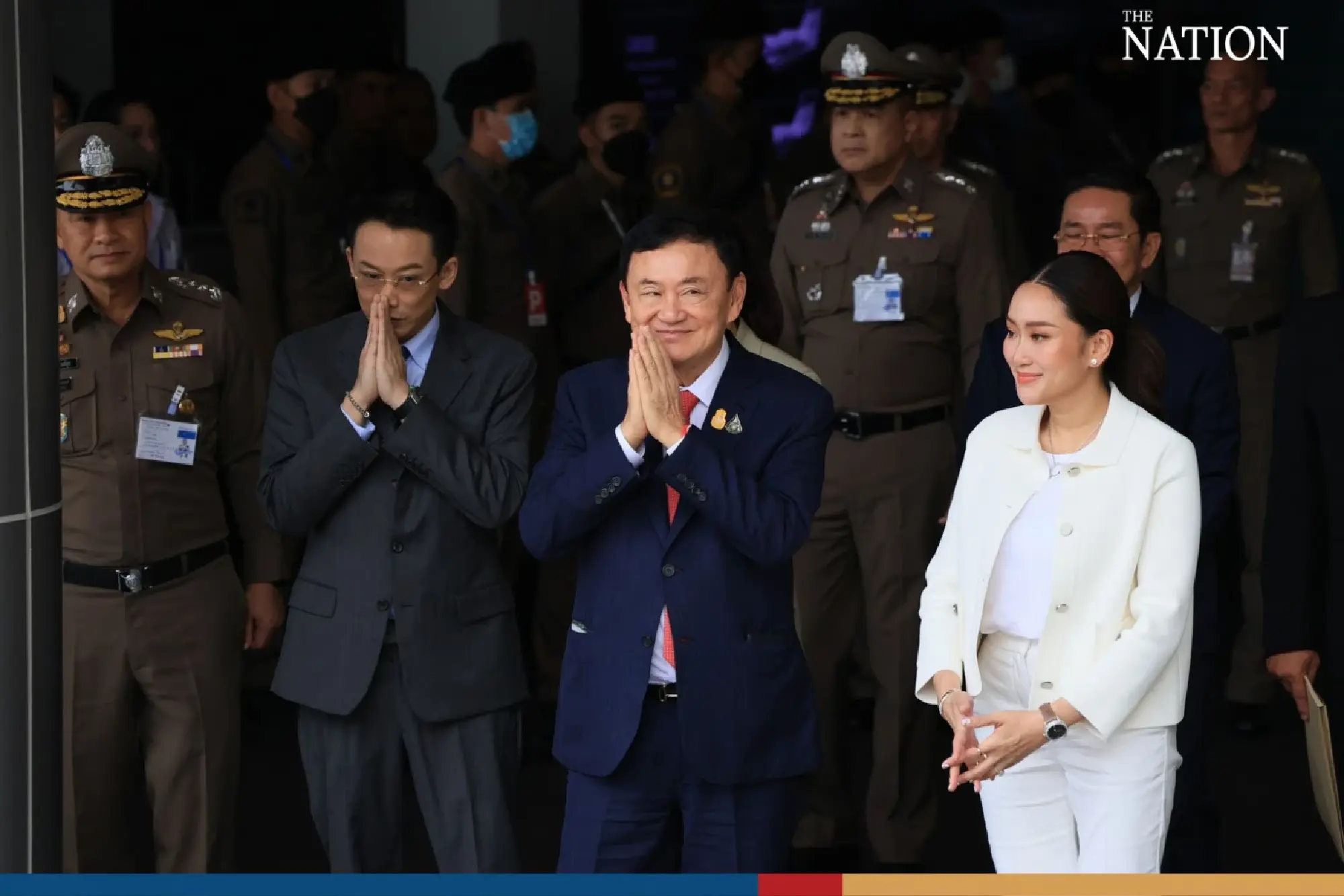 Thaksin pays respect to royal portrait after arriving in Thailand - Photo 5