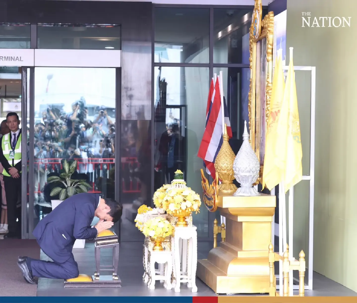 Thaksin pays respect to royal portrait after arriving in Thailand - Photo 3